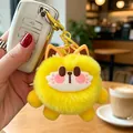 Dettaglio ravvicinato di un portachiavi in peluche giallo su una chiave dell'auto - Gatto giallo