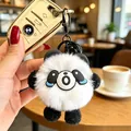 Vista macro dettagliata di un simpatico portachiavi a forma di panda in peluche morbido - Panda