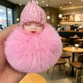 Simpatico portachiavi bambola neonato rosa con palla di peluche morbida e cappello rosa - Bambola Rosa