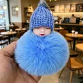 Simpatico portachiavi con pompon in pelliccia blu e ciondolo bimbo che dorme con cappello - Bambola Blu