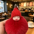 Portachiavi bambola addormentata con cappello rosso e pompon soffice - Bambola Rossa