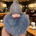 Adorabile portachiavi bambola neonato che dorme in peluche grigio con pompon di pelliccia - Bambola Grigia