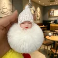 Simpatico portachiavi pompon in peluche con bambino che dorme e berretto bianco lavorato - Bambola Bianca