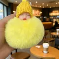 Simpatico portachiavi peluche neonato con palla di pelo gialla e cappello a maglia - Bambola Gialla
