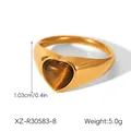 Vista detallada de un anillo de piedra de ojo de tigre con forma de corazón en acero dorado - Anillo de Acero Inoxidable con Ojo de Tigre en Forma de Corazón (XZ-R30583-6)