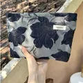 Elegante trousse per trucchi con ricamo floreale e motivi botanici blu navy su grigio - Stile Ricamo Floreale / Blu Notte