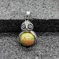 Vista dettagliata di un ciondolo a civetta in argento antico con sfera di pietra verde. - Ciondolo Solo (Senza Catena) (0501) / Unakite