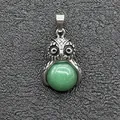 Dettaglio di un ciondolo a forma di gufo in argento con pietra naturale verde scuro - Ciondolo Solo (Senza Catena) (0501) / Aventurina verde