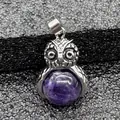 Dettaglio ravvicinato di un ciondolo a gufo in argento con pietra naturale viola - Ciondolo Solo (Senza Catena) (0501) / Ametista