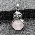 Vista dettagliata di un ciondolo a civetta alla moda con pietra naturale rosa argento - Ciondolo Solo (Senza Catena) (0501) / Quarzo rosa