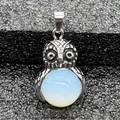 Vista dettagliata di un ciondolo a forma di gufo vintage con pietra cabochon bianca. - Ciondolo Solo (Senza Catena) (0501) / Opalite (Sintetico)
