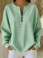 Dettaglio della maglia a maniche lunghe a righe verdi da donna con scollo a zip e stile casual - Verde
