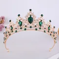 Dettaglio di un'elegante tiara nuziale dorata con gemme di cristallo verde a forma di goccia d'acqua - Stile Oro KC Diamante Bianco Verde Notte