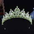 Nahaufnahme einer silbernen Tiara mit funkelnden grünen Strasssteinen für Hochzeiten - Dick Silber Hellgrün Stil / Silber