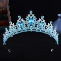 Detaillierte Nahaufnahme eines Braut-Diadems mit leuchtend blauen Strasssteinen - Dick Silber Seeblau Stil / Silber