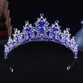 Detailansicht einer eleganten Braut-Tiara mit strahlend blauen Strasssteinen. - Dick Silber Royalblau Stil / Silber