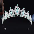 Vista dettagliata di un elegante diadema da sposa in argento con cristalli blu. - Stile Argento Spesso Diamante Bianco Opale Verde