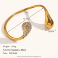 Bracciale rigido in acciaio inossidabile placcato oro 18K con strass per donne - Stile Pavé di Strass a Goccia (B0589_GW)