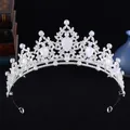 Dettaglio della corona da sposa in argento con strass bianchi e opali a forma di goccia. - Stile Argento Spesso Opale Bianco Latte
