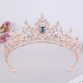 Vista dettagliata di una corona da sposa in oro rosa con strass a goccia brillanti. - Stile Oro Rosa Diamante Bianco