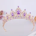 Vista dettagliata di un'elegante tiara da sposa dorata con cristalli e pietre viola. - Stile Oro KC Cristallo Viola