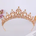 Vista dettagliata di un elegante diadema da sposa dorato con strass ambrati scintillanti - Stile Oro KC Ambra Champagne