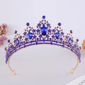 Vista dettagliata di una elegante tiara dorata con cristalli blu reale scintillanti. - Stile Oro KC Tutto Blu Reale