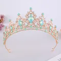 Dettaglio di un'elegante corona da sposa in oro rosa con pietre opalescenti verde menta - Stile Oro KC Diamante Bianco Opale Verde