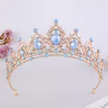 Primo piano dettagliato di un elegante diadema da sposa dorato con brillanti pietre azzurre - Stile Oro KC Diamante Bianco Opale Blu