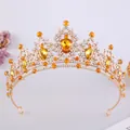 Dettaglio ravvicinato di una corona nuziale dorata con eleganti strass ambra e bianchi - Stile Oro KC Diamante Bianco Giallo Ambra