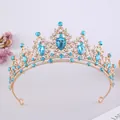 Dettaglio di un raffinato diadema da sposa dorato con eleganti strass blu a goccia - Stile Oro KC Diamante Bianco Blu Lago