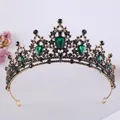 Primo piano dettagliato di una corona da sposa vintage con strass verde smeraldo - Stile Oro KC Antico Diamante Nero Smeraldo