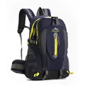 Dunkelblauer Wanderrucksack für Outdoor-Aktivitäten mit gelben Details und Gurten. - 36-55L / Einfache Taillenunterstützung / Dunkelblau Farbiges Band