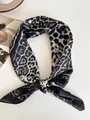 Nahaufnahme eines 70 cm langen Seidenschals mit Leopardenmuster und Textur - 70x70cm / Graues Camo-Leopardenmuster (SR-Graues Camo-Leopardenmuster)