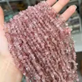 Gros plan d'éclats de pierre irréguliers en quartz fraise rouge naturel pour bijoux DIY - 3-5mm (80cm) / Rose Clair
