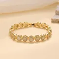 Gros plan sur un bracelet hip-hop doré avec des maillons ronds et des pierres de zircone. - Épissage Rond (790-2) / Or