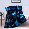 Detalle de manta de franela suave con diseño de mariposa azul brillante en sofá - Patrón Mariposa Azul / 70x100cm