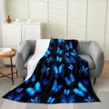 Manta de franela con estampado de mariposas azules de ensueño en un sofá gris - Patrón Mariposa Azul / 70x100cm