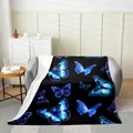 Suave manta de franela con vibrantes patrones de mariposas azules sobre fondo negro liso - 70x100cm / Patrón Mariposa Azul