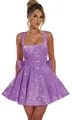 Vista dettagliata del mini abito di paillettes viola con un fiocco elegante - US4 / Top E Pantaloni / Viola