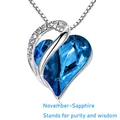 Nahaufnahme des herzförmigen Anhängers mit blauem Saphir-Kristall für den Geburtsstein November - November Saphir