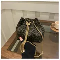 Borsa a secchiello leopardata con coulisse e un'elegante tracolla a catena dorata - Verde