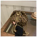 Elegante borsa a secchiello leopardata da donna con tracolla a catena dorata chic - Marrone