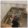 Borsa a secchiello leopardata con coulisse, catena dorata e perle decorative - Kaki