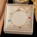 Detalle de la pulsera de acero dorado con siete dijes de cristal de colores en forma de gota. - Gota de Agua de Diamante Colorido (E2532) / Dorado