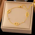 Vista detallada de pulsera de acero de titanio dorado con eslabones de estilo ancla y piedras. - Rhinestone Hocico de Cerdo (E2548) / Dorado