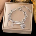 Pulsera de cadena cruzada de acero de titanio plateada con un dije de corazón pulido - Pulsera Doble Cadena Tubo Redondo Corazón (E2545) / Color acero
