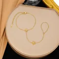 Bracciale ad anello in acciaio inossidabile dorato con fiori - Stile Fiore Strass Bianco (E2526)