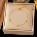 Elegante pulsera de acero de titanio dorado con tres colgantes de flores para mujer. - Trébol de Cuatro Hojas de Estrás (E2539) / Dorado