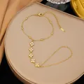 Elegante catena da mano in acciaio inossidabile dorato con quadrifogli in strass - Stile Quadrifoglio 5 Strass Bianchi (E2508)